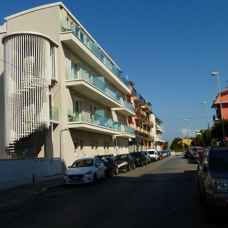 Апартаменты A Due Passi Dal Mare Чивитанова-Марке Экстерьер фото